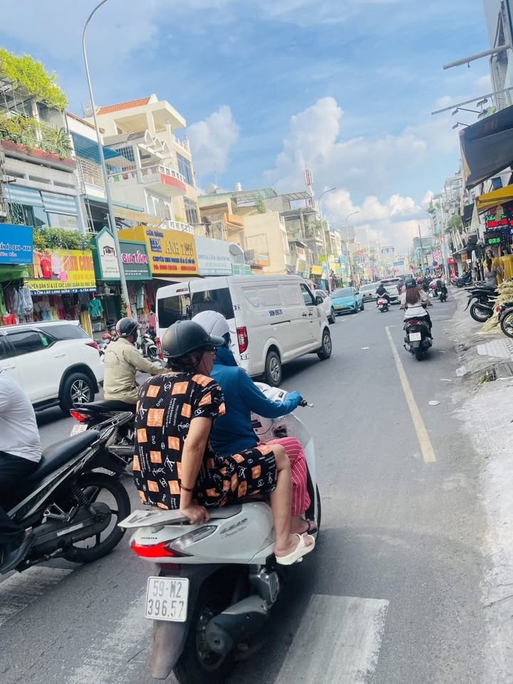 Nhà phố Lạc Long Quân Tân Bình 21m² giá 7 tỷ - Mặt tiền chợ sầm uất!