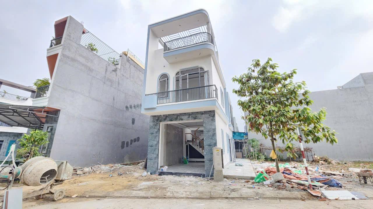 Nhà 1 trệt 1 lầu 2 mặt tiền tại Tân Hiệp - 61,7m² giá 2,95 tỷ - Sổ hồng riêng