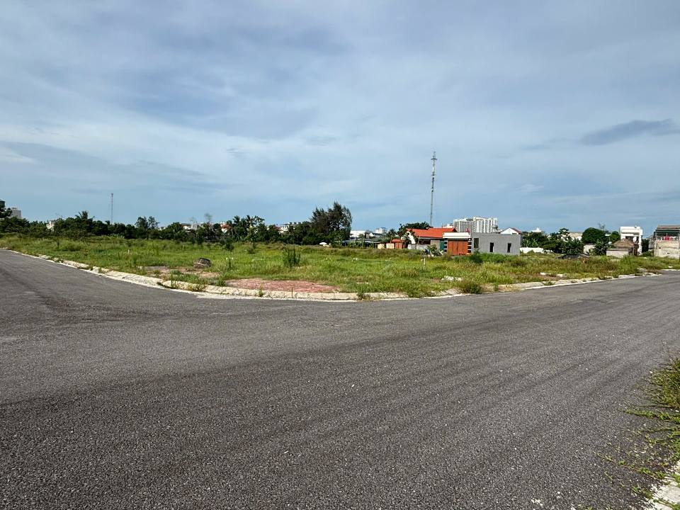 Đất nền Sầm Sơn 130.5m² giá 3.75 tỷ - Lô góc 2 mặt thoáng gần biển!