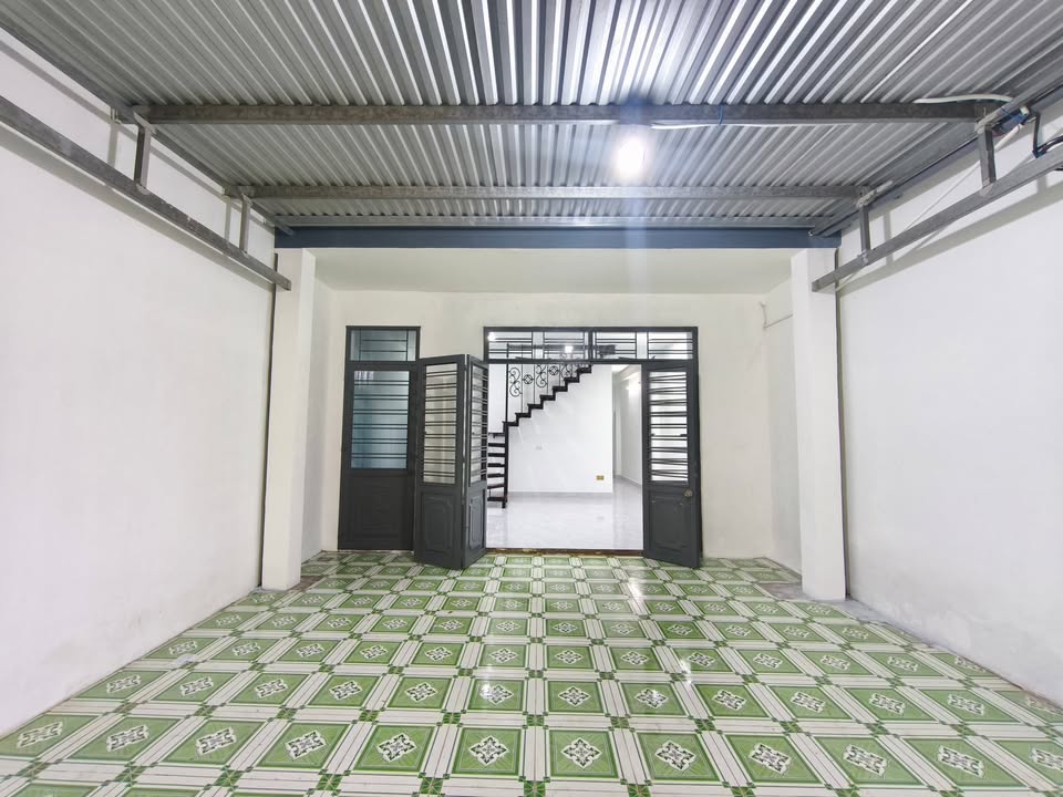 Nhà gác lửng đúc 100m² giá 4.9 tỷ - Đẹp như mới, gần chợ và trường học!