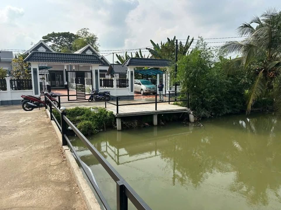 Nhà mái Thái liền kề Ấp Đồng Tre 262m² giá 1.9 tỷ - Full nội thất, view kênh mát mẻ!