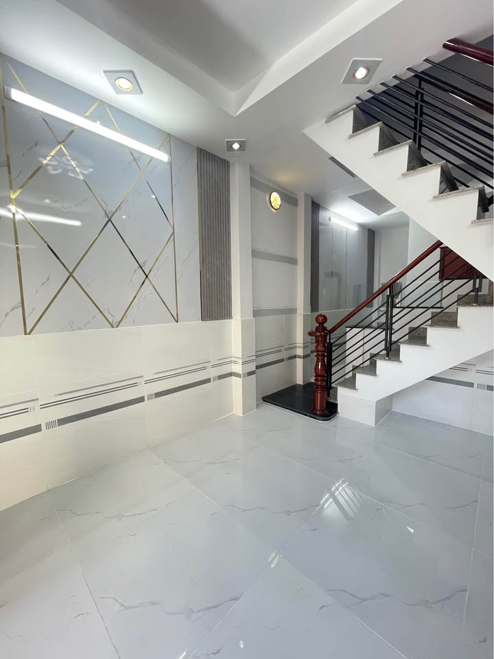 Nhà hẻm xe hơi quận 12, diện tích 40m² giá 2.198 tỷ - Dân cư đông đúc, tiện ích đầy đủ!