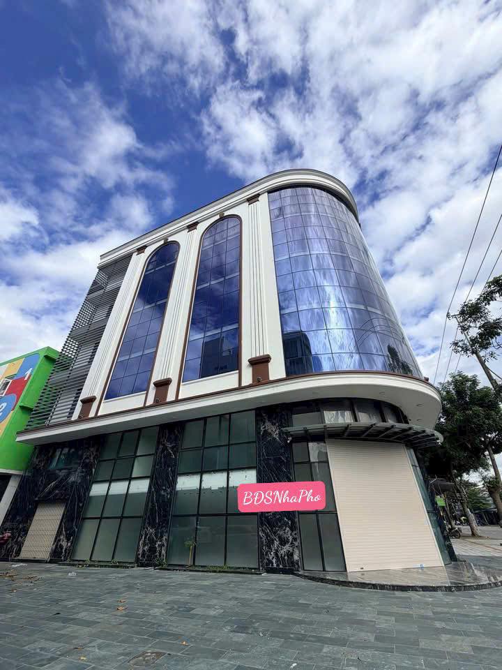 Cho thuê tòa nhà 6 tầng lô góc 2 mặt tiền Phạm Hùng - Cẩm Lệ, Đà Nẵng