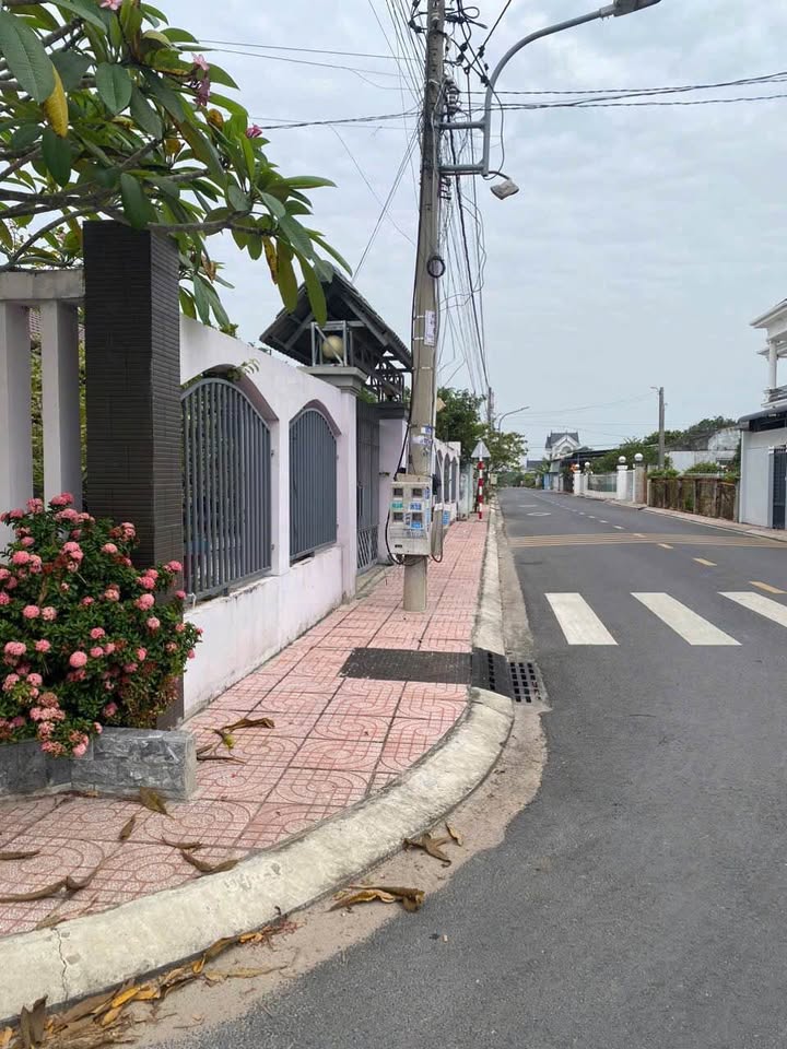 Nhà riêng 2 mặt tiền đường nhựa Ninh Thạnh, Tây Ninh 274m² - Giá chỉ 3.75 tỷ!