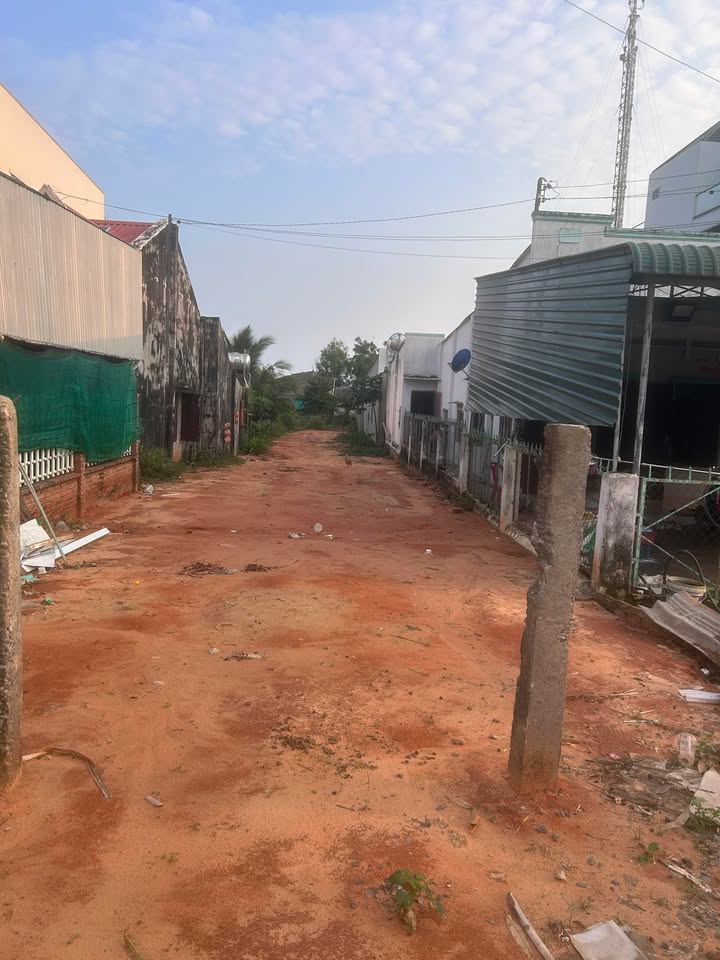 Đất mặt tiền đường Nguyễn Chí Thanh, La Gi 240m² giá chỉ 300 triệu - Cơ hội đầu tư tuyệt vời!