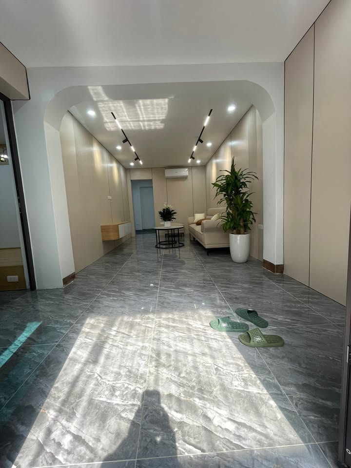 Chung cư Mặt Đất Tầng 1 Mai Động 92m² giá 4.86 tỷ - Full nội thất, có sân để xe riêng!