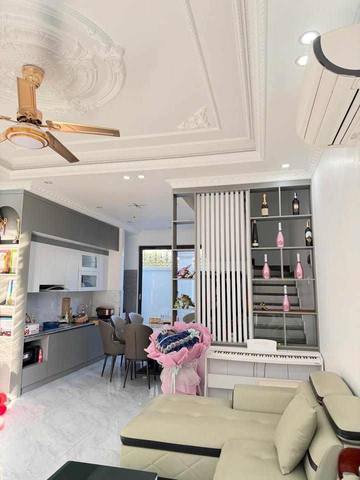 Nhà 3 tầng Nam Sơn An Dương 60m² giá 3.75 tỷ - Full nội thất, 3 mặt thoáng!