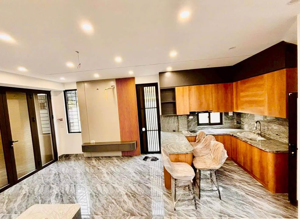 Nhà 4 tầng Thạch Bàn - Long Biên 40m² giá 6 tỷ - Lô góc thoáng mát!