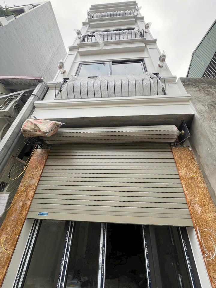 Nhà đẹp 5 tầng Thạch Bàn 41m² giá 7.9 tỷ - Vị trí đắc địa gần hồ Ben!