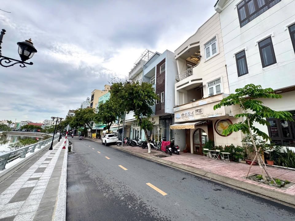 Nhà cho thuê 3 tầng tại Huỳnh Cương, Cần Thơ 250m² giá 25 triệu - Mặt tiền rộng 9.5m