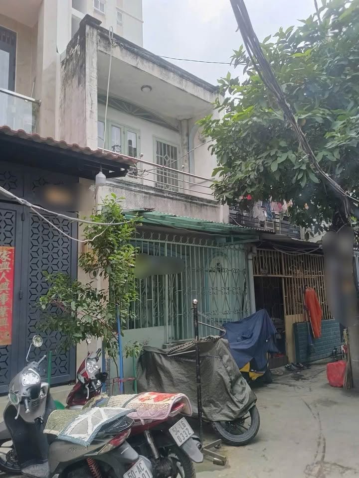 Nhà Bến Bình Đông P11Q8 40.7m² giá 3.75 tỷ - Sân rộng thoáng mát!