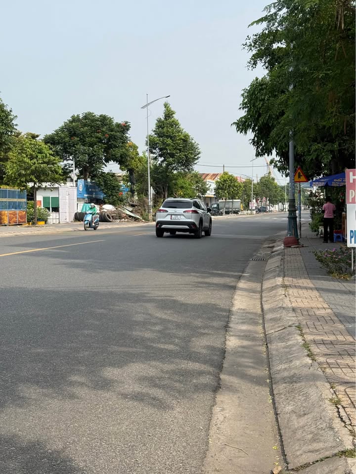 Nhà liền kề 1 trệt 2 lầu mặt tiền đường Lê Quang Định, 91m² giá 24 tỷ - Cơ hội đầu tư sinh lời!