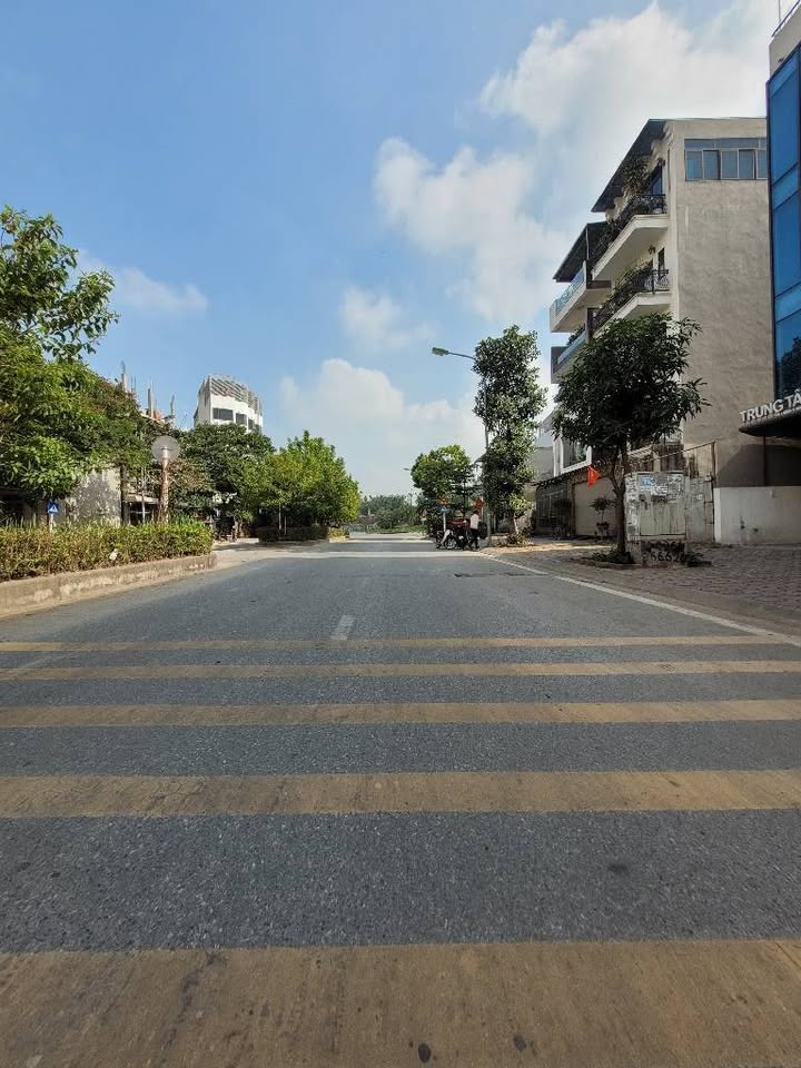 Đất nền Giang Biên 100m² - Mặt tiền 5m, giá thỏa thuận - Kinh doanh sầm uất!