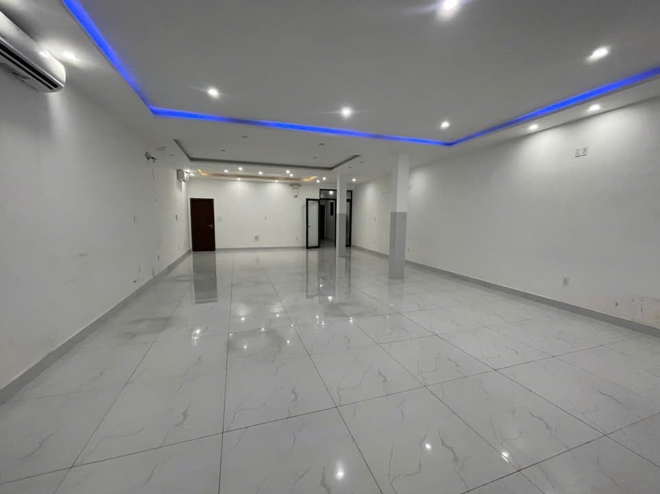 Cho thuê nhà mặt tiền Hồ Xuân Hương, Đà Nẵng 130m² - Thang máy, mới xây, giá 55 triệu/tháng!
