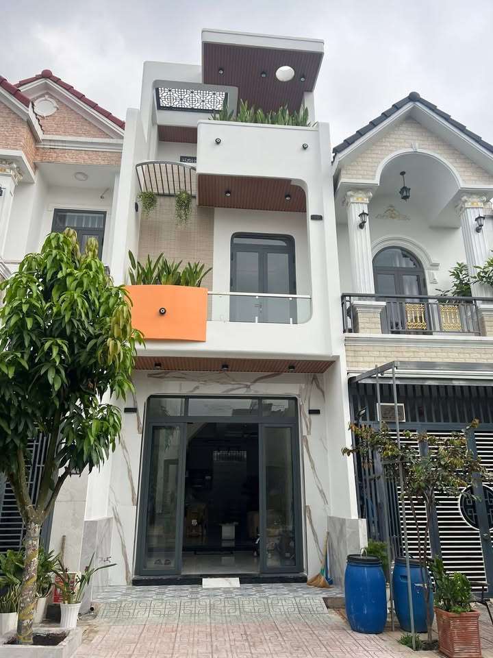 Nhà đẹp KDC Bình Chuẩn, Thuận An 60m² giá 3.95 tỷ - Full nội thất sang trọng!