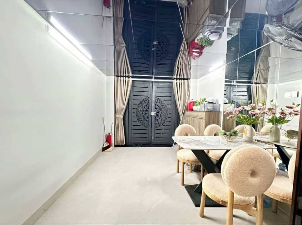 Nhà 5 tầng đẹp 34m² tại phố Ỷ La, Dương Nội giá 5 tỷ - Sẵn sàng vào ở!