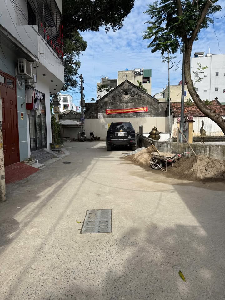 Cho thuê nhà 3 tầng mặt đường Ngũ Hiệp, huyện Thanh Trì - Vị trí đẹp, tiện ích đầy đủ!