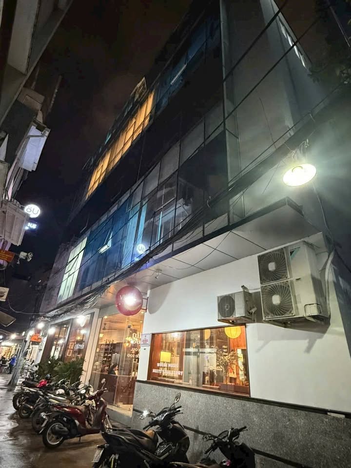 Tòa nhà văn phòng Đinh Công Tráng, quận 1, 100m² giá 28 tỷ - Đầu tư sinh lời ngay!