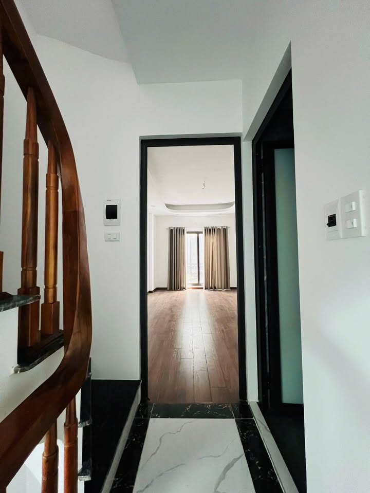 Nhà 5 tầng Thạch Bàn 30m² giá 700 triệu - Sổ đỏ chính chủ, vị trí đắc địa!