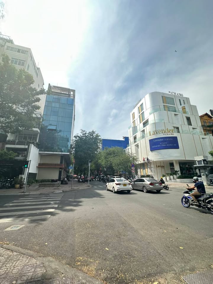 Cho thuê tòa nhà góc 2 mặt tiền Trương Định - Võ Thị Sáu, Quận 3, 250 triệu/tháng - Đầu tư sinh lời hấp dẫn!