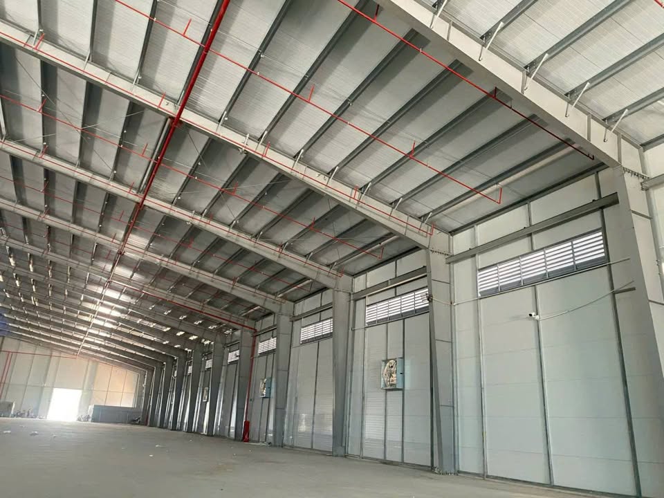 Kho xưởng cho thuê Kiêu Kỵ - Gia Lâm 1800m² giá 110k/m² - Xe container vào thoải mái!