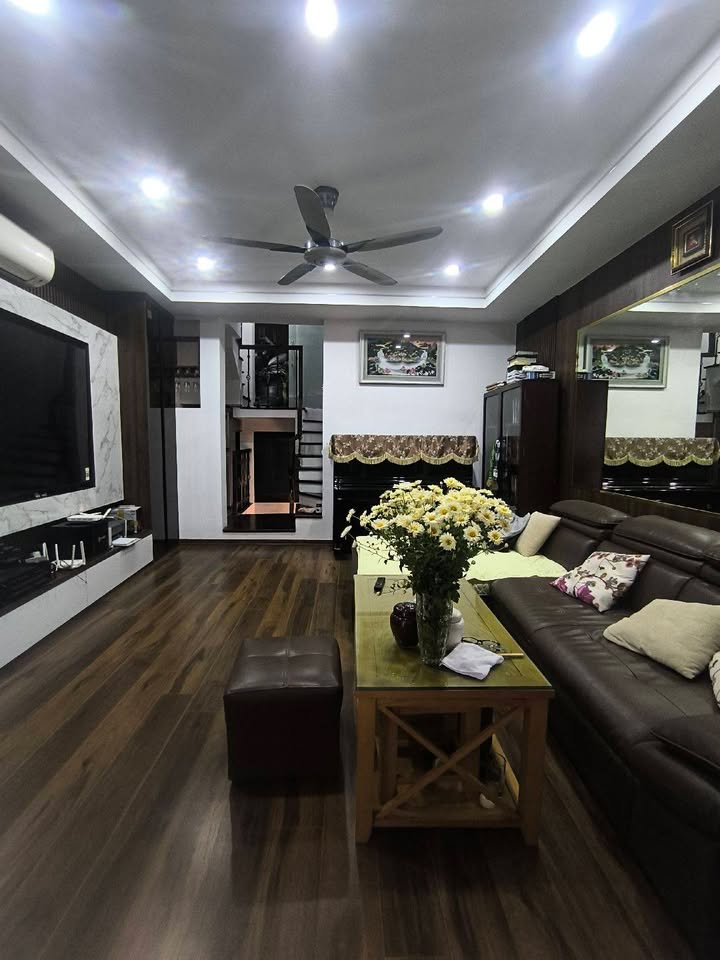 Nhà mặt phố Bạch Mai 40m² giá 9 tỷ - Ô tô đỗ cửa, vị trí đắc địa!