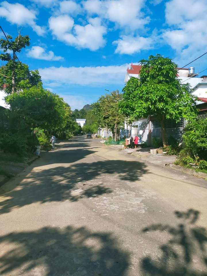 Nhà liền kề 210m² Phường Tân Phong giá 2.6 tỷ - Hàng hiếm tại Trung Tâm Thương Mại!