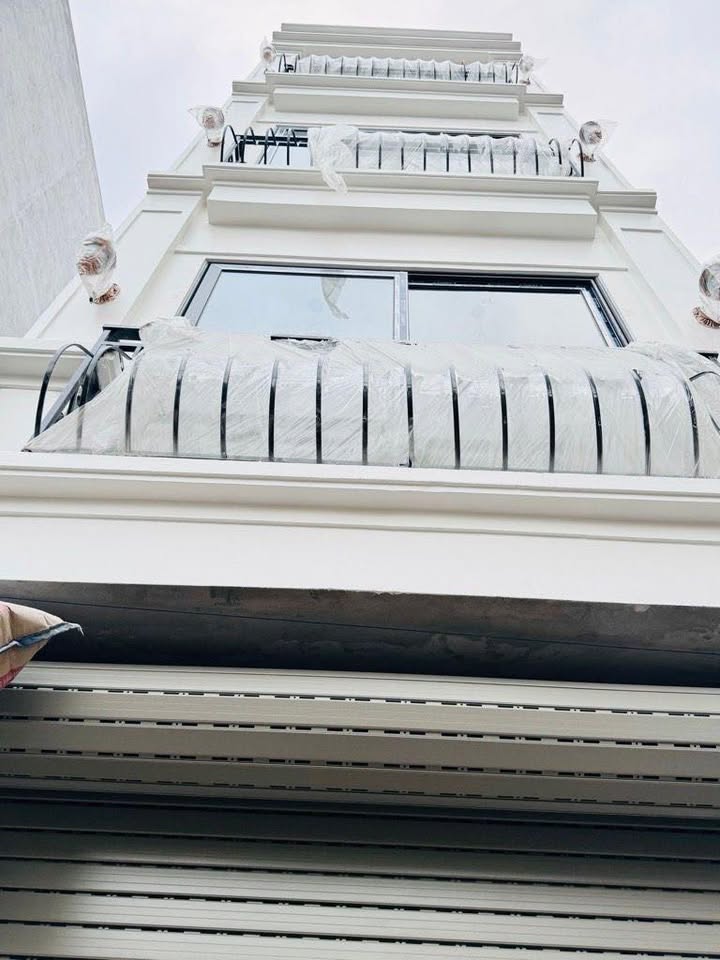 Nhà đẹp Nguyễn Văn Linh, Thạch Bàn 43m² giá 7 tỷ - Thiết kế hiện đại, 6 phòng ngủ!