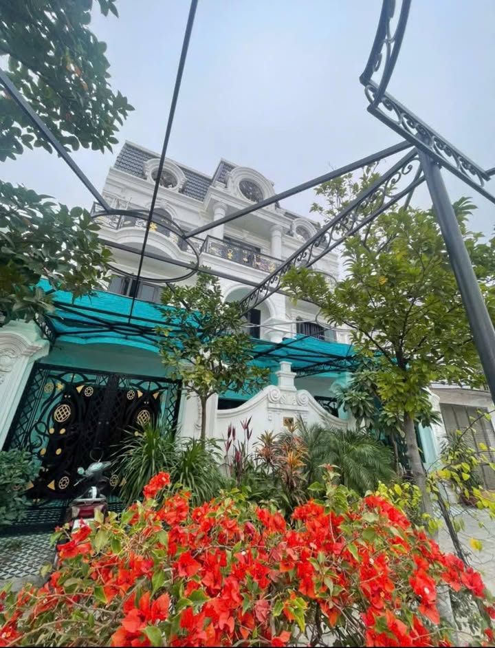 Biệt thự Tân Cổ Điển 4 tầng đường Văn Cao 240m² giá 23 tỷ - Dòng tiền ổn định!