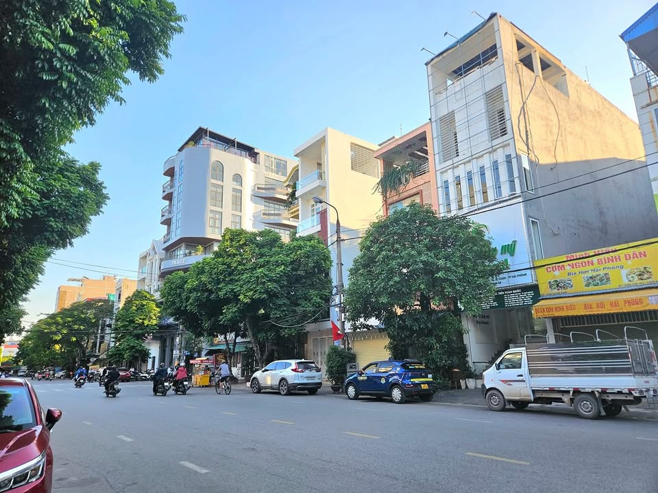 Nhà lô góc cho thuê mặt phố Quán Nam, 120m², 6 tầng - Thang máy hiện đại!
