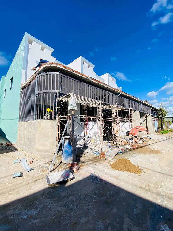 Nhà phố Lê Đại Hành Pleiku 90m² giá 1.9 tỷ - Đường oto thông rộng!