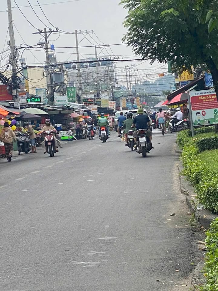 Nhà mặt tiền chợ Trung Mỹ Tây, quận 12 - Diện tích 180m² chỉ 15 triệu/tháng!