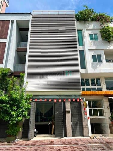 Toà Nhà mới xây tại Trường Sa, Bình Thạnh 600m² giá 100 triệu - Mặt tiền rộng, thang máy hiện đại!