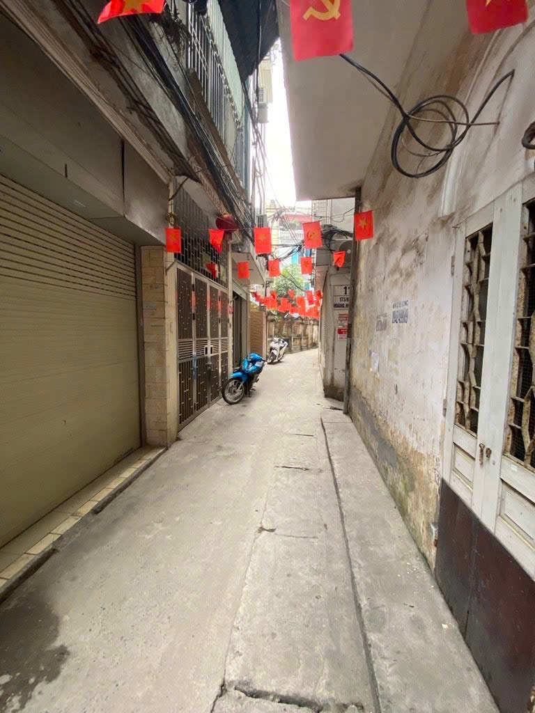 Nhà Hoàng Hoa Thám 30m² x 5 tầng - Ngõ thông thoáng, cho thuê ngay!