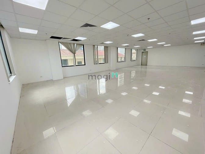 Chính chủ cho thuê tòa nhà Phạm Văn Đồng 300m² giá 270 triệu - Mặt tiền 8m, sẵn sàng hoạt động!