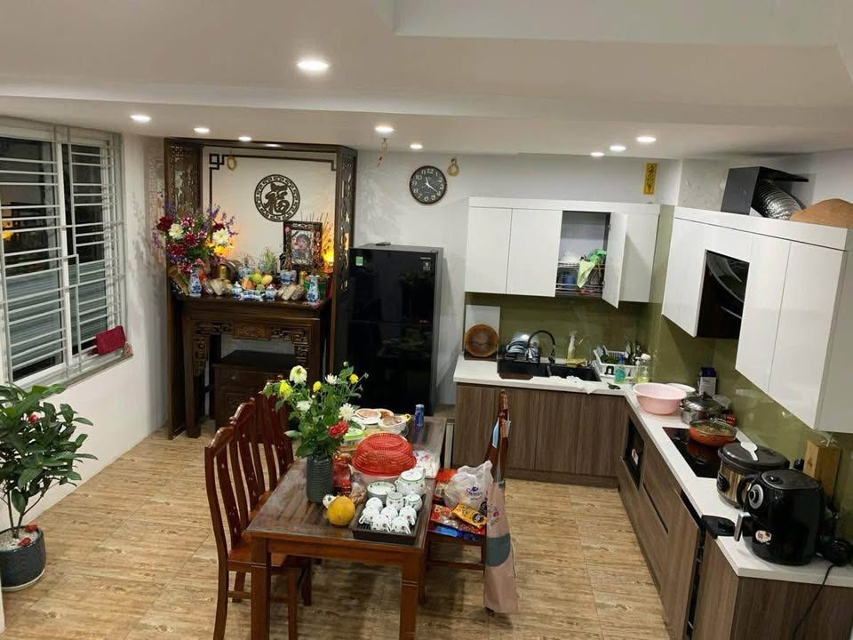 Nhà đẹp Ngọc Thụy 32m² giá 6 tỷ - Ô tô đỗ cổng, ngõ thông thoáng!