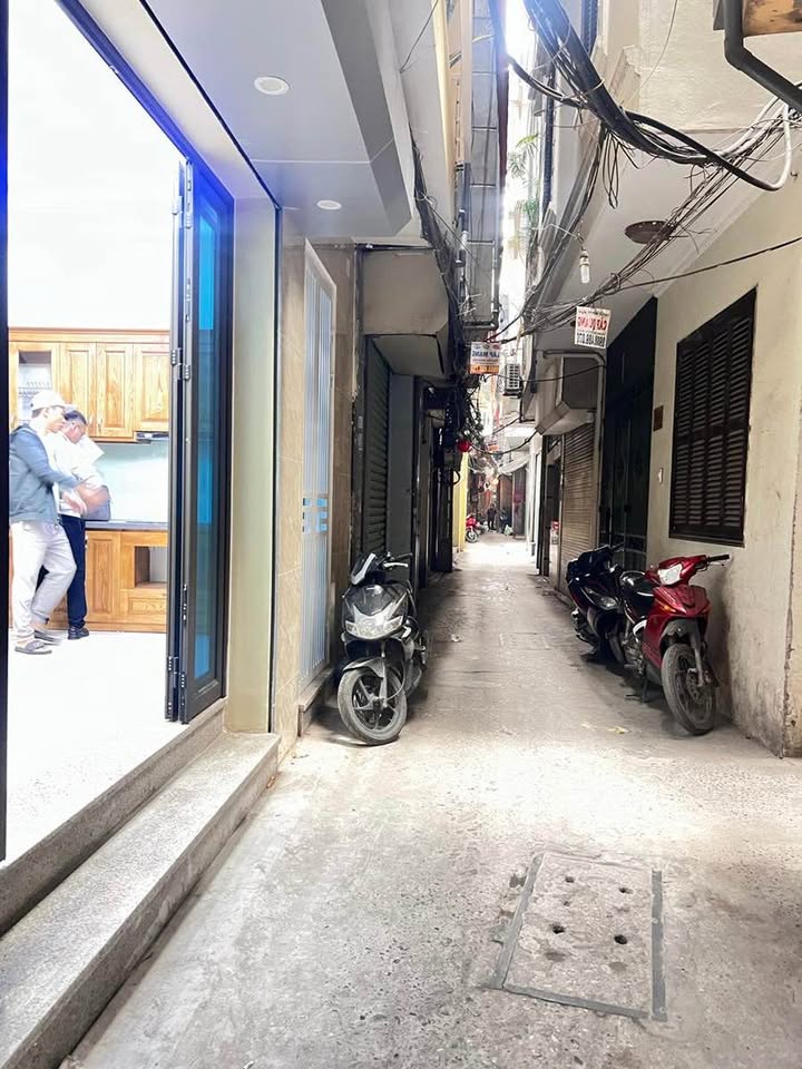 Nhà đẹp tại Đống Đa 28m² giá 8.5 tỷ - Ngõ ô tô, tiện ích đầy đủ!