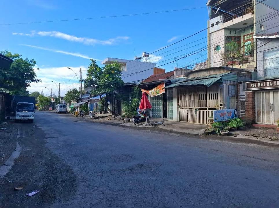 Đất tặng nhà cấp 4 đường Hai Bà Trưng, Kon Tum 94.6m² giá 2 tỷ - Đầu tư sinh lời ngay!