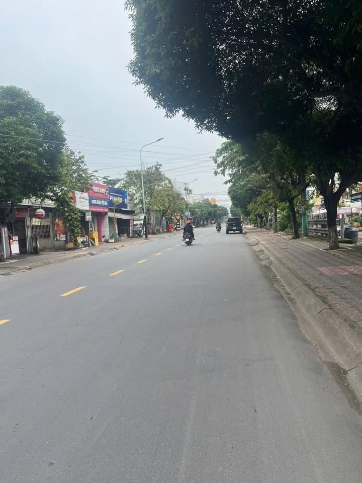 Nhà mặt tiền Lý Thường Kiệt Dĩ An 702m² giá 40 tỷ - Vị trí kinh doanh đắc địa!