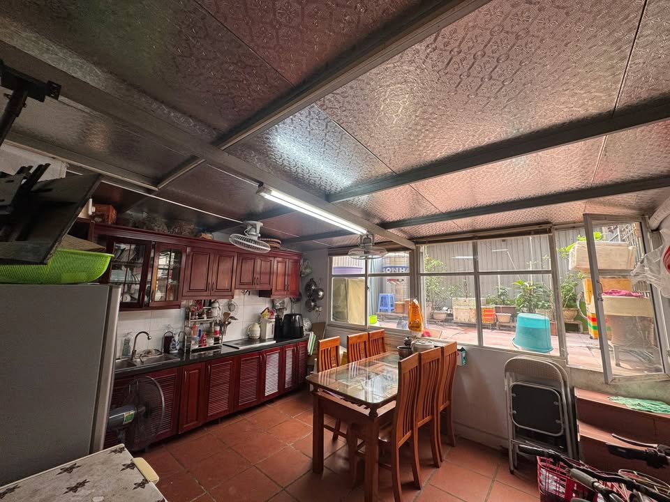 Căn hộ tập thể E3 Thái Thịnh 35m² giá 6 tỷ - Ô tô đỗ cửa, sẵn sàng sang tên!