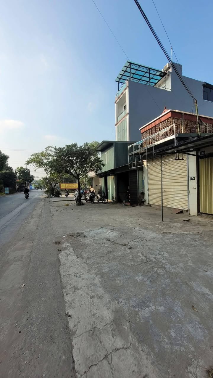 Mặt phố Đông Mỹ 105m² giá 13.4 tỷ - Kinh doanh sầm uất, vỉa hè rộng