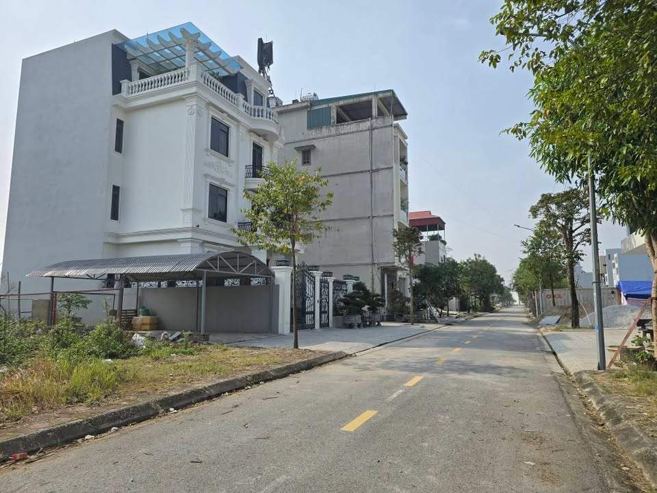 Biệt thự mặt đường Trần Quốc Vượng, 182m² giá 5 tỷ - Vị trí đắc địa gần trường chuyên!