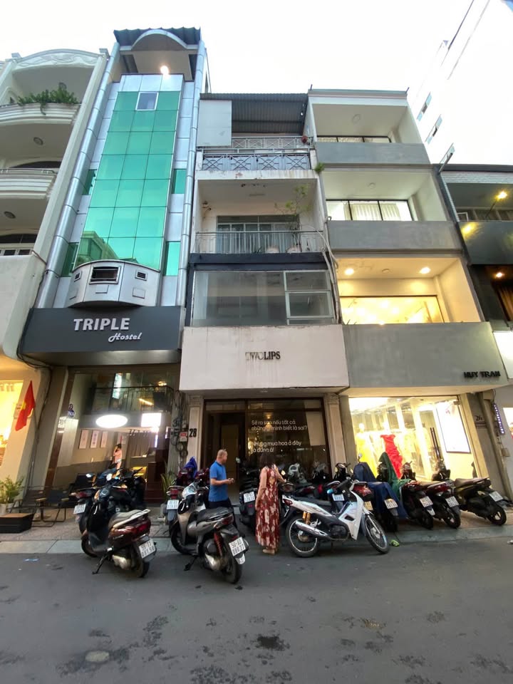 Nhà Cho Thuê Đối Diện Chợ Bến Thành - Quận 1 - Diện tích 56m² - Vị trí đắc địa cho kinh doanh