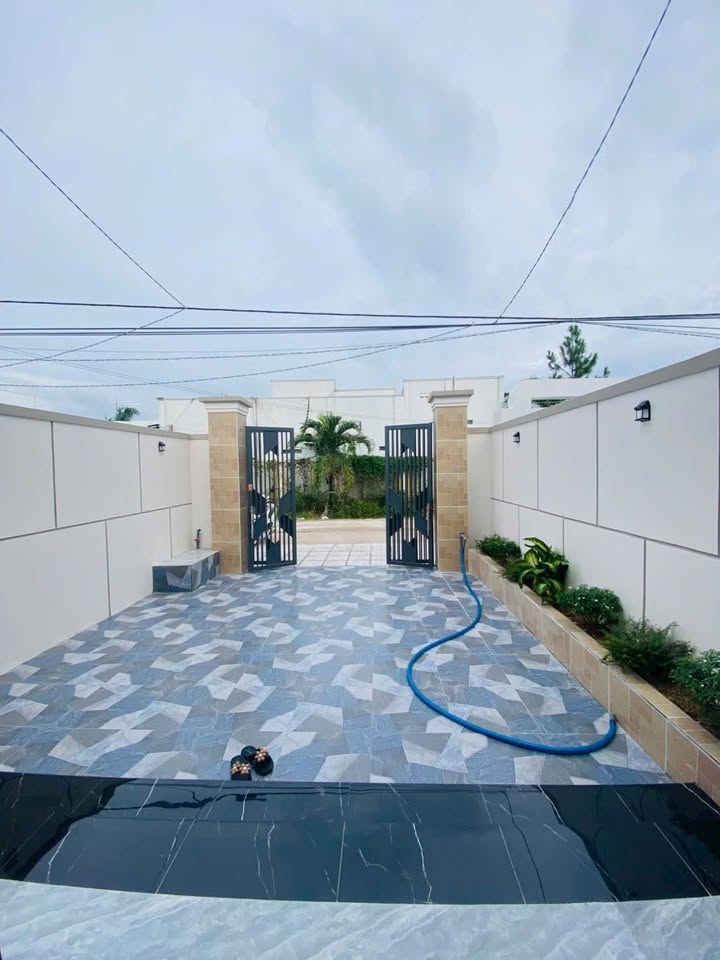 Nhà phố Hòa Thành 125m² giá 1.39 tỷ - Thiết kế hiện đại, sẵn sàng vào ở!