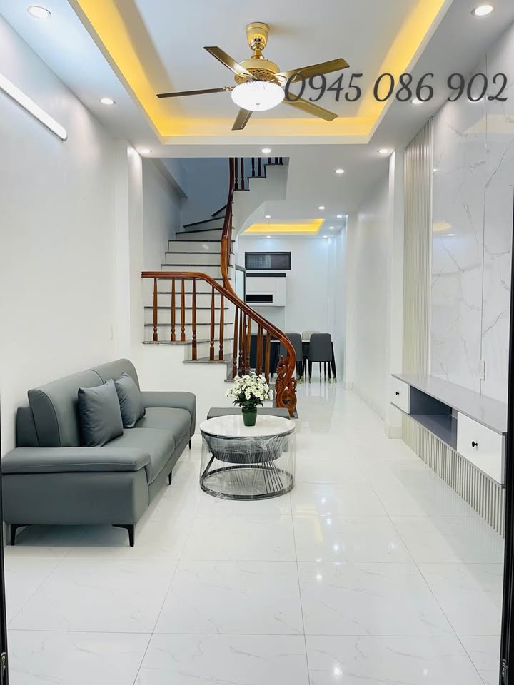 Nhà 3 tầng phường Lê Hồng Phong 35m² giá 1.75 tỷ - Sổ đỏ chính chủ, tiện nghi đầy đủ!