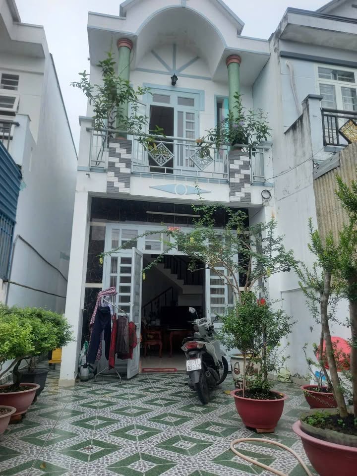 Nhà 1 trệt 1 lầu Hóc Môn 100m² giá 2.79 tỷ - Chính chủ bán gấp!