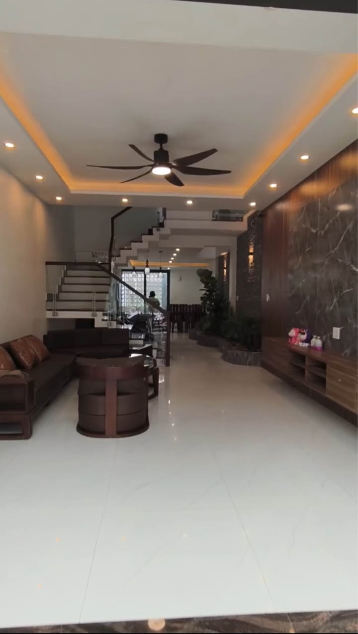 Nhà 3 tầng Hải Yên Móng Cái 90m² giá 5 tỷ - Thiết kế hiện đại, cho thuê 35 triệu/tháng!