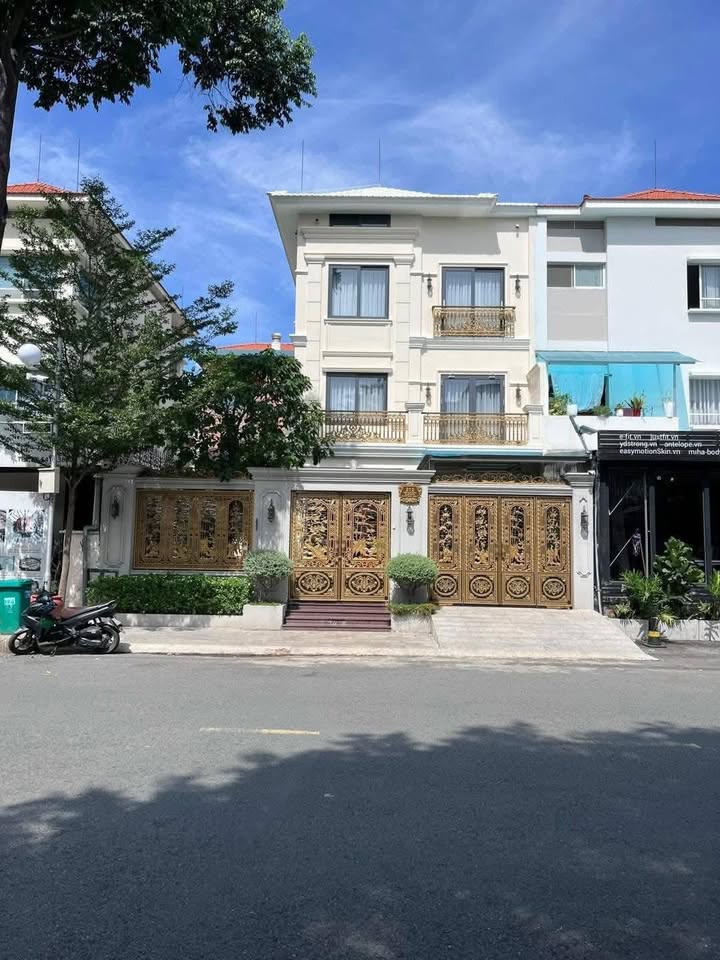 Biệt thự song lập Phú Mỹ Hưng 210m² giá 80 tỷ - Sẵn sàng vào ở ngay!