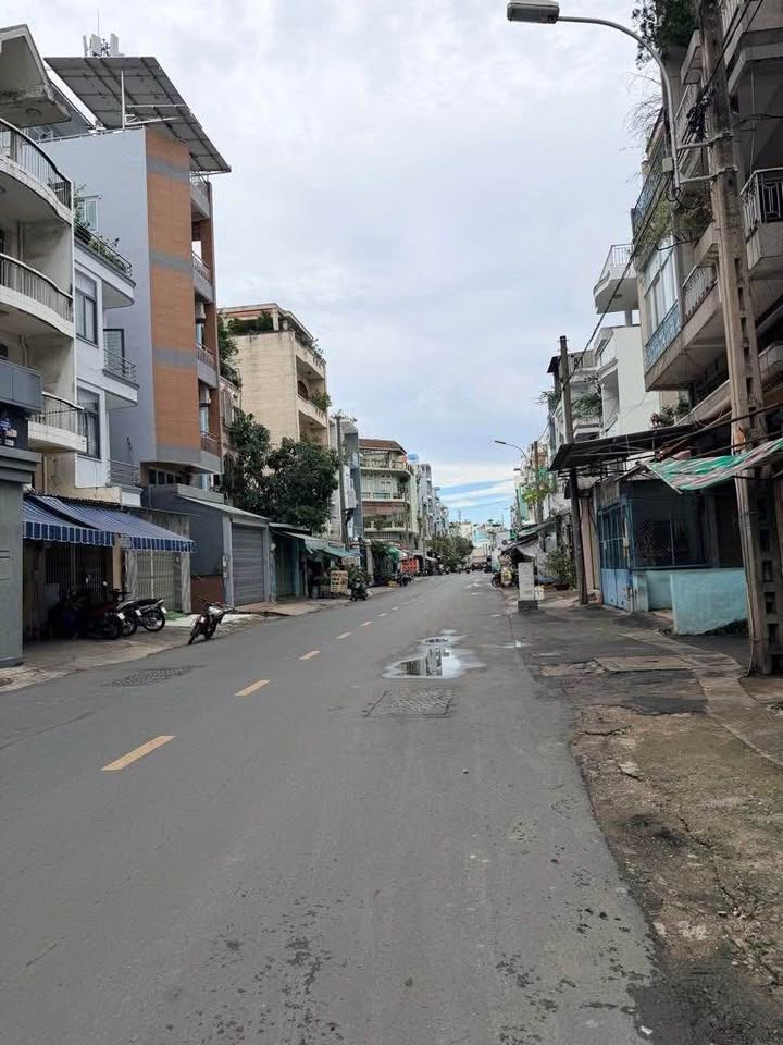 Nhà phố mặt tiền Nguyễn Chí Thanh, Quận 11, 130m² giá 26 tỷ - Đầu tư sinh lời cao!