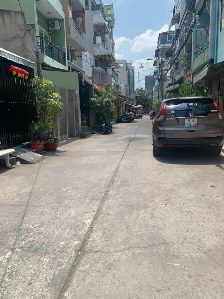 Nhà phố Lạc Long Quân, Q11 40m² giá 6.3 tỷ - Vị trí an ninh, thuận tiện!